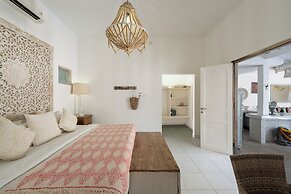 Peacock Bungalow by Pertama Stay