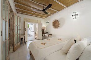 Peacock Bungalow by Pertama Stay