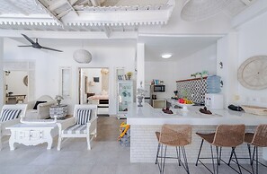 Peacock Bungalow by Pertama Stay