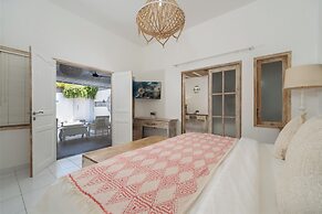 Peacock Bungalow by Pertama Stay