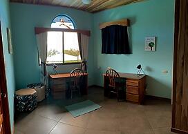 Spacious Monteverde Bird-watchers Home