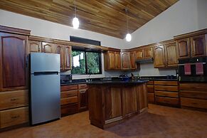 Spacious Monteverde Bird-watchers Home