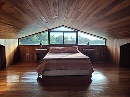 Spacious Monteverde Bird-watchers Home