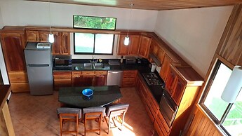 Spacious Monteverde Bird-watchers Home