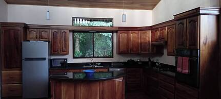 Spacious Monteverde Bird-watchers Home