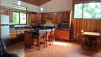 Spacious Monteverde Bird-watchers Home