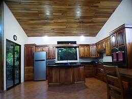 Spacious Monteverde Bird-watchers Home