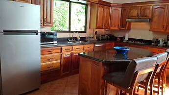 Spacious Monteverde Bird-watchers Home