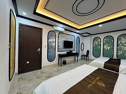 Doris Luxury Hotel