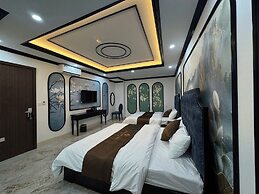 Doris Luxury Hotel