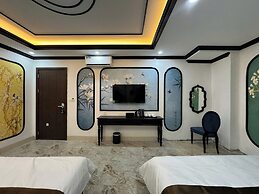 Doris Luxury Hotel