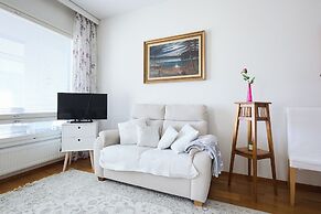 Bright 1BR Apt with Sauna & Balcony