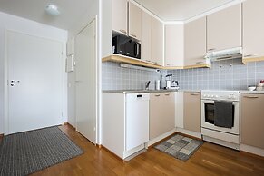 Bright 1BR Apt with Sauna & Balcony