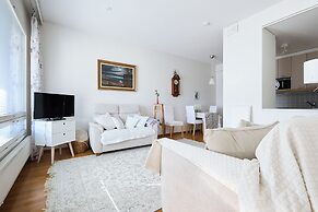 Bright 1BR Apt with Sauna & Balcony