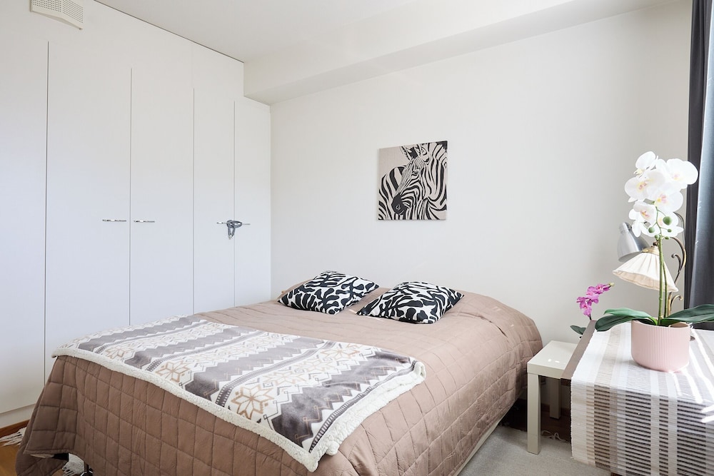 Bright 1BR Apt with Sauna & Balcony