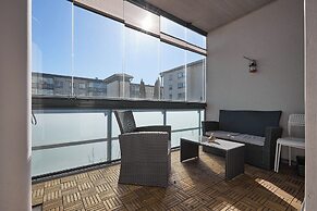 Bright 1BR Apt with Sauna & Balcony