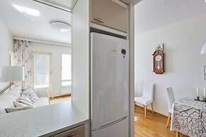 Bright 1BR Apt with Sauna & Balcony