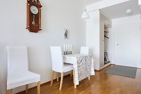 Bright 1BR Apt with Sauna & Balcony