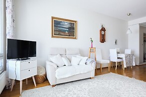 Bright 1BR Apt with Sauna & Balcony