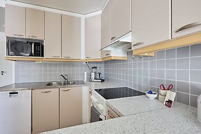 Bright 1BR Apt with Sauna & Balcony