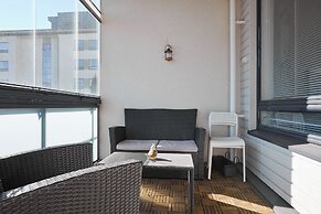 Bright 1BR Apt with Sauna & Balcony