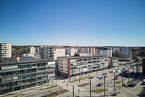 Bright 1BR Apt with Sauna & Balcony