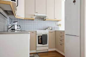Bright 1BR Apt with Sauna & Balcony