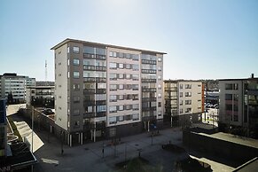 Bright 1BR Apt with Sauna & Balcony