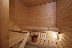 Bright 1BR Apt with Sauna & Balcony