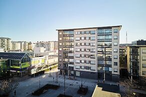 Bright 1BR Apt with Sauna & Balcony