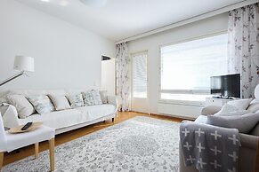 Bright 1BR Apt with Sauna & Balcony