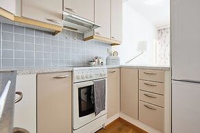 Bright 1BR Apt with Sauna & Balcony
