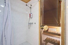 Bright 1BR Apt with Sauna & Balcony