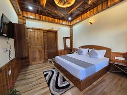 The Wooden Nook Chail