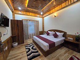 The Wooden Nook Chail