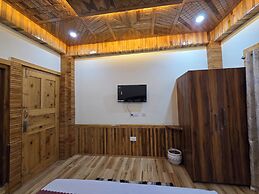 The Wooden Nook Chail