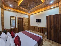 The Wooden Nook Chail