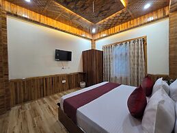 The Wooden Nook Chail
