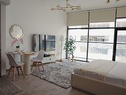 Bright Studio with Rooftop Pool & Gym