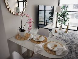 Bright Studio with Rooftop Pool & Gym