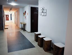 Bright Studio with Rooftop Pool & Gym