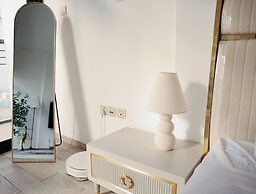 Bright Studio with Rooftop Pool & Gym