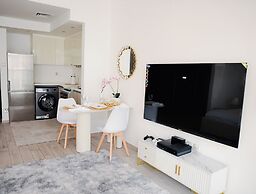 Bright Studio with Rooftop Pool & Gym