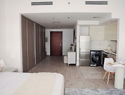 Bright Studio with Rooftop Pool & Gym