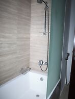 Bright Studio with Rooftop Pool & Gym
