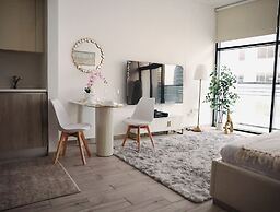 Bright Studio with Rooftop Pool & Gym