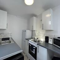 Apartment Sleeps 2 - Free Street Parking