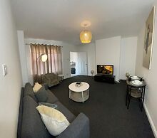 Apartment Sleeps 2 - Free Street Parking