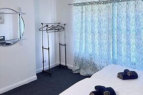 Apartment Sleeps 2 - Free Street Parking