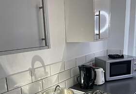 Apartment Sleeps 2 - Free Street Parking
